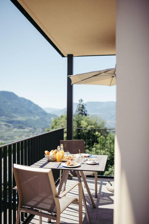 View (from property/room), Balcony/Terrace, Seating area, Mountain view