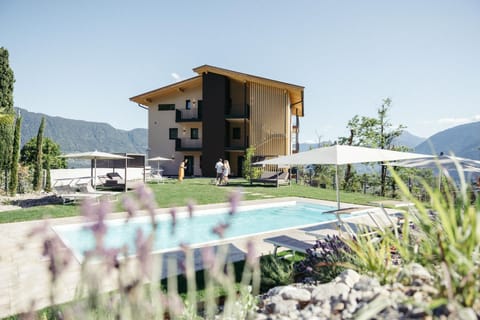 Property building, Natural landscape, Garden, Garden view, Mountain view, Pool view, Swimming pool, sunbed