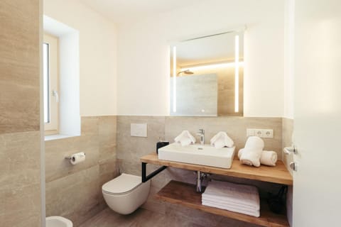 Toilet, Bathroom, bidet, towels