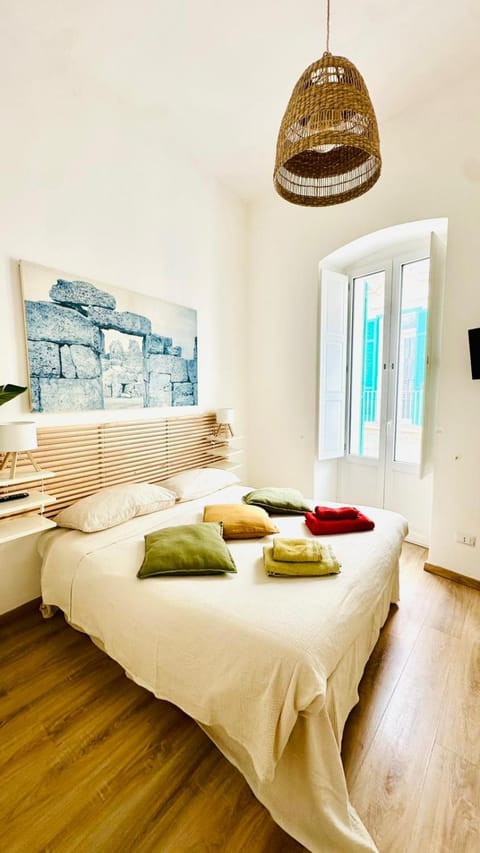 Bed, TV and multimedia, Photo of the whole room, Bedroom, towels