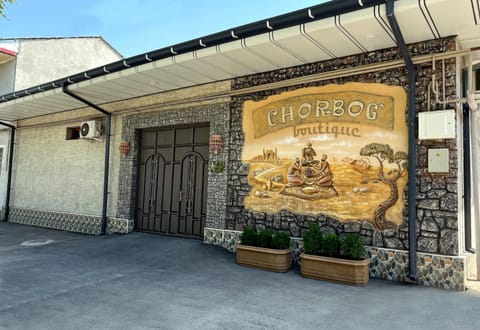 Facade/entrance