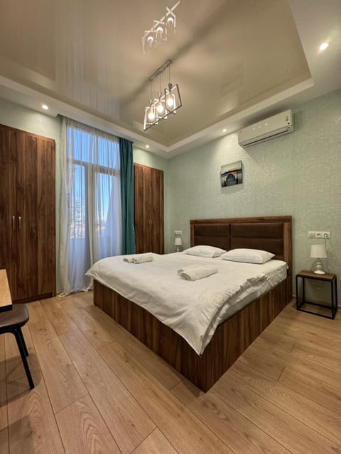 Bed, Bedroom, towels