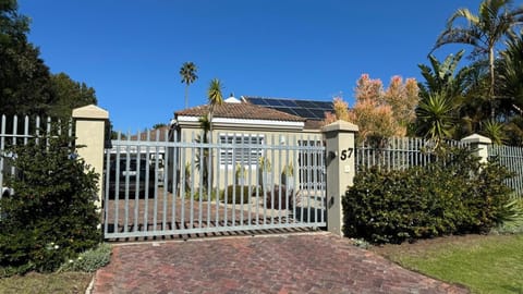 Plett57 - Self Catering - Room No2 Bed and Breakfast in Plettenberg Bay