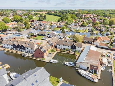 Cottage On The Quay House in Wroxham