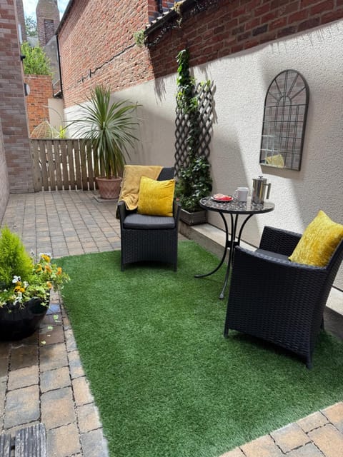 Patio, Spring, Garden, Seating area