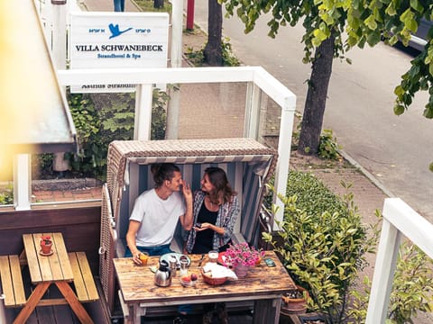 Patio, Restaurant/places to eat, Day, Food and drinks, Seating area, Street view