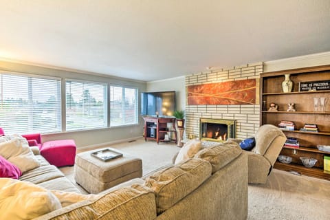 Spacious Tacoma Getaway 2 Mi to Old Town! House in Tacoma