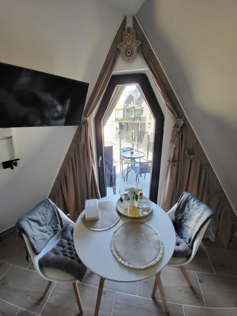 TV and multimedia, Living room, Food and drinks, Seating area, Dining area