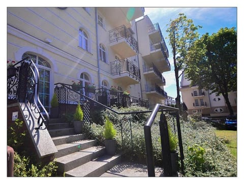 Property building, Facade/entrance, Balcony/Terrace