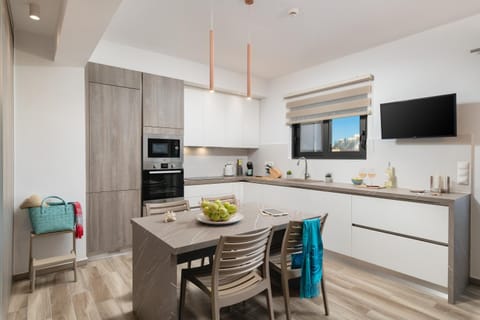 Communal lounge/ TV room, TV and multimedia, Dining area, microwave, oven, stove, kitchen