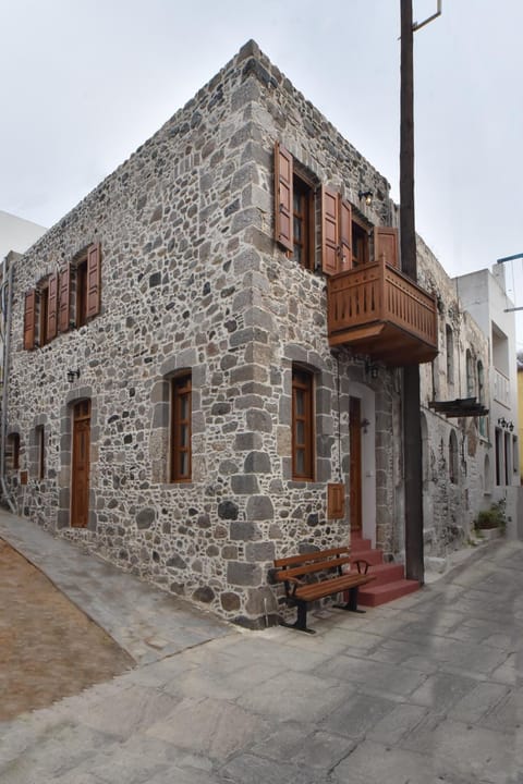 Property building, Facade/entrance, Day, Balcony/Terrace, Landmark view