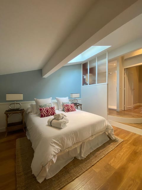 Bed, Photo of the whole room, Bedroom