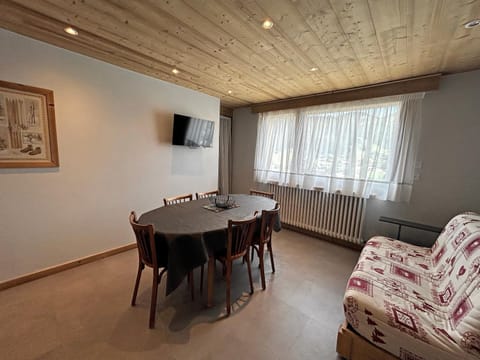 Communal lounge/ TV room, TV and multimedia, Living room, Seating area, Dining area, internet