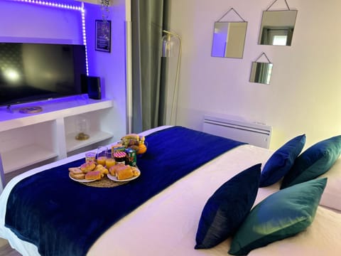 Bed, TV and multimedia, Bedroom