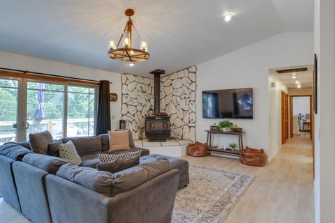 Hikers Escape Home Near Beach, Golf and Yosemite House in Groveland