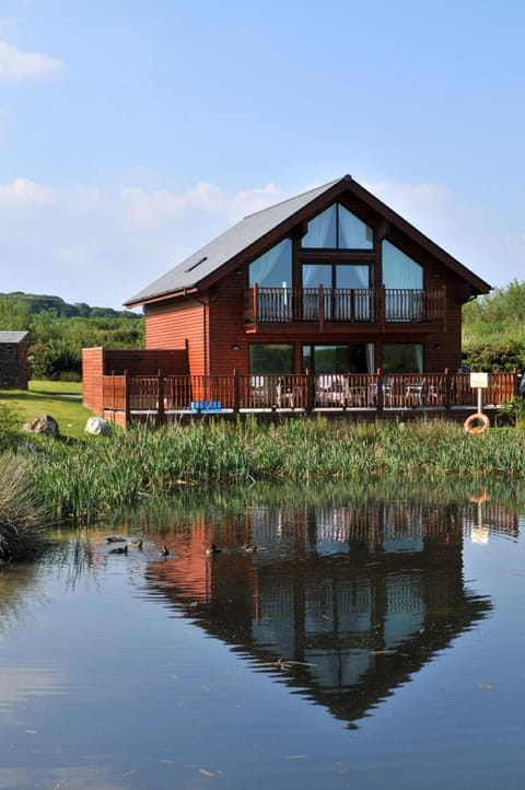 Property building, Spring, Day, Natural landscape, Hot Tub, Hot Tub, Other, Lake view