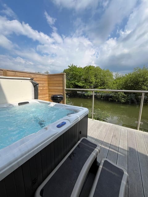 Property building, Day, Natural landscape, BBQ facilities, BBQ facilities, Hot Tub, Hot Tub, Balcony/Terrace, Balcony/Terrace, Lake view, Lake view, River view, River view