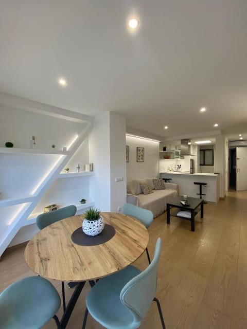 Kitchen or kitchenette, Dining area, minibar, oven, pet friendly