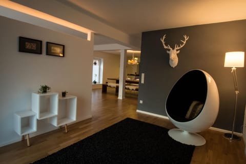 Facade/entrance, Decorative detail, Seating area