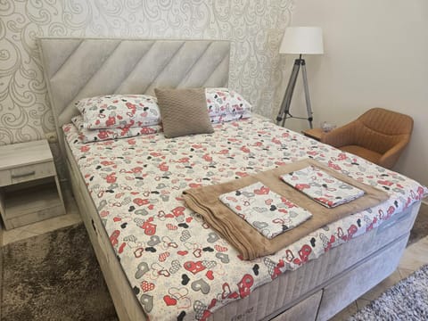 Bed, Photo of the whole room, Bedroom