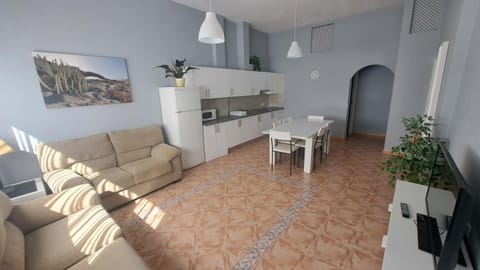 Kitchen or kitchenette, Living room, Seating area, Dining area