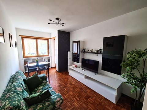 Communal lounge/ TV room, TV and multimedia, Living room, Seating area, Evening entertainment