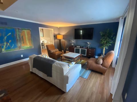 Communal lounge/ TV room, TV and multimedia, Living room, Photo of the whole room, Seating area