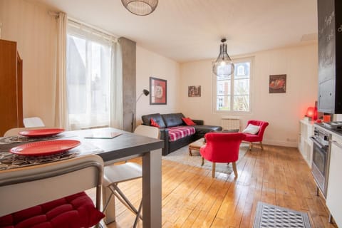 "AU VINCI ROUGE" Downtown - Modern - Bright Apartment in Amboise