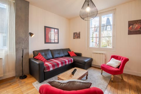 "AU VINCI ROUGE" Downtown - Modern - Bright Apartment in Amboise