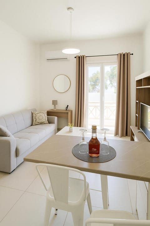 Day, Seating area, Dining area
