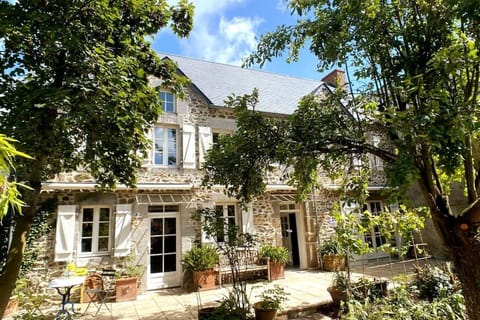 Property building, Patio, Facade/entrance, Garden, Garden view