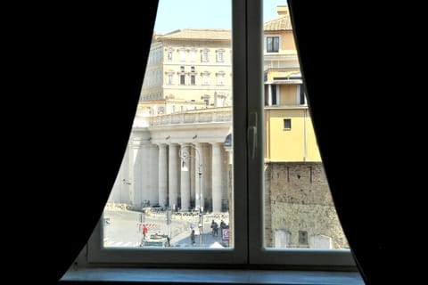 Nearby landmark, Place of worship, View (from property/room), Living room, Bedroom, City view, Landmark view