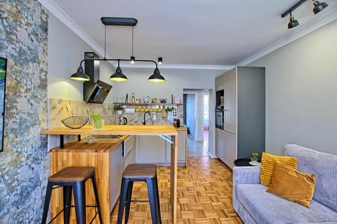 Kitchen or kitchenette, Living room, Seating area, Dining area