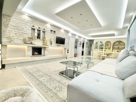 TV and multimedia, Kitchen or kitchenette, Living room, Seating area