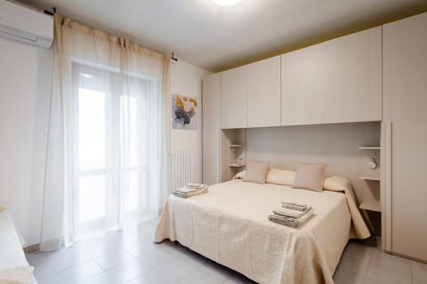 Bed, Balcony/Terrace, Bedroom, air conditioner