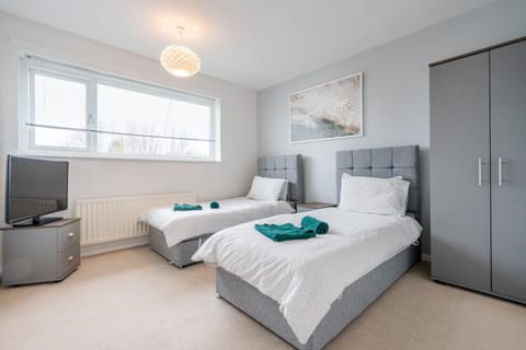 Bed, Photo of the whole room, Bedroom, internet, towels, wardrobe