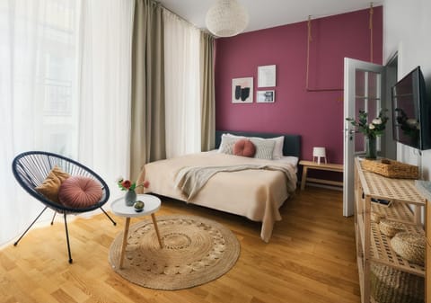 Bed, TV and multimedia, Living room, Photo of the whole room, Seating area, Bedroom