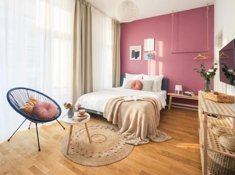 Bed, TV and multimedia, Seating area, Bedroom