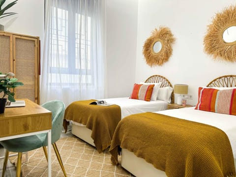 Seating area, Bedroom, wardrobe