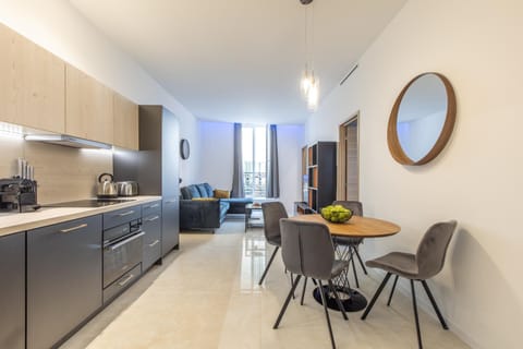 Kitchen or kitchenette, Living room, Seating area, Dining area, minibar, pet friendly, stove
