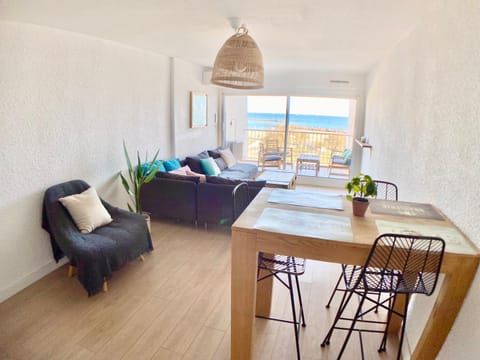 Natural landscape, Living room, Seating area, Dining area, Sea view, Parking, internet, air conditioner