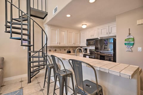 Idyllic Montgomery Condo with Pool and Lake View! Apartment in Lake Conroe