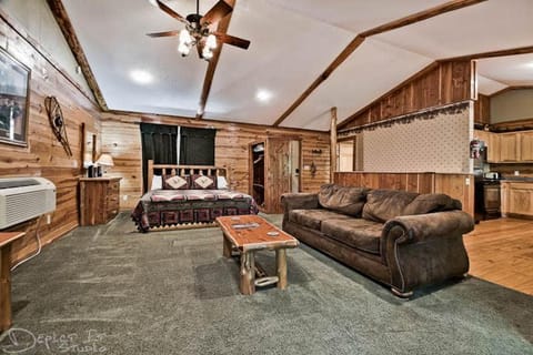 Secluded 2 story cabin Pool WiFi smart TVs Cabin in Beaver Lake