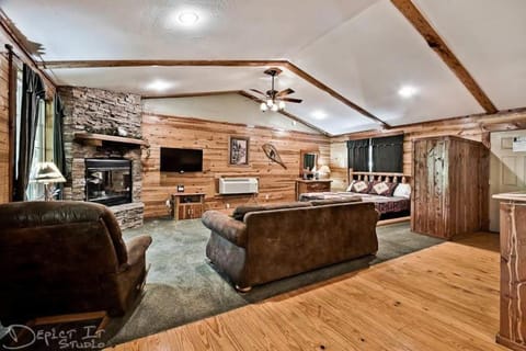 Secluded 2 story cabin Pool WiFi smart TVs Cabin in Beaver Lake