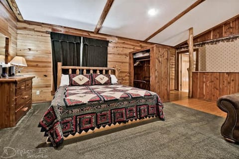 Secluded 2 story cabin Pool WiFi smart TVs Cabin in Beaver Lake