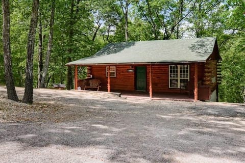 Secluded 2 story cabin Pool WiFi smart TVs Cabin in Beaver Lake