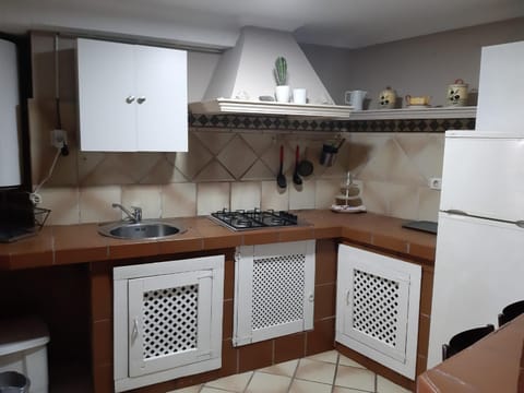 Kitchen or kitchenette, minibar, stove, toaster