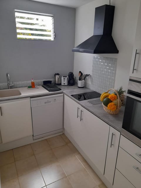 Coffee/tea facilities, dishwasher, stove, toaster