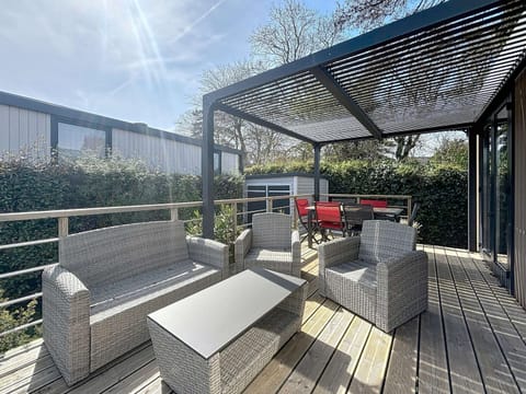 Mobil-home Grand Confort à 200m de la plage, 4 pers, piscine chauffée, parking, Wi-Fi inclus - FR-1-361A-8 House in Jullouville