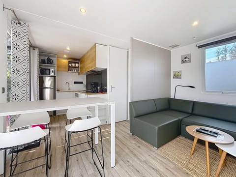 Mobil-home Grand Confort à 200m de la plage, 4 pers, piscine chauffée, parking, Wi-Fi inclus - FR-1-361A-8 House in Jullouville